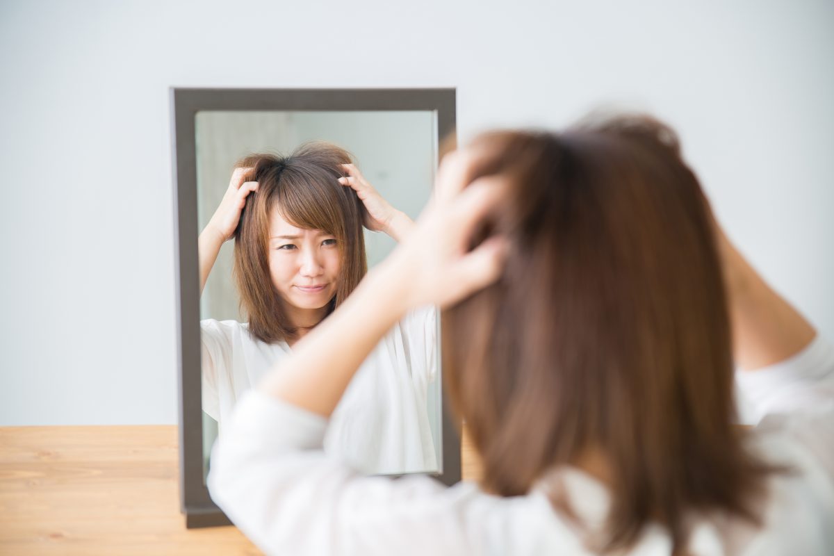 髪のうねりが気になる女性