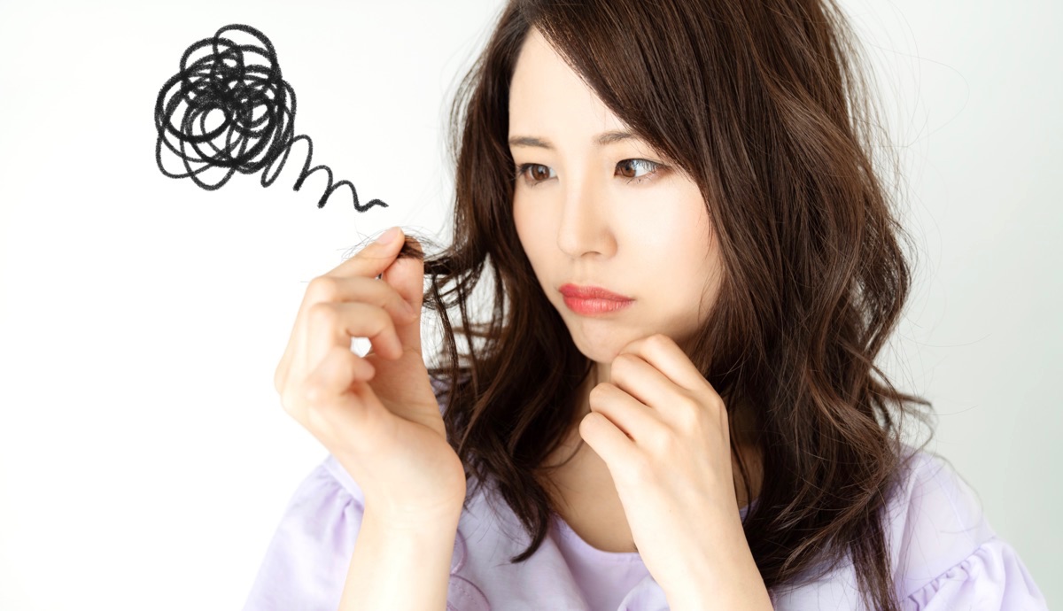 絡まる髪を何とかしたい!5つの原因や予防法・ヘアケア商品5選をご紹介! Hair Care Salon(ヘアケアサロン)|美容師が厳選した本当にオススメのシャンプー&関連商品をご紹介!! 絡まる髪を何とかしたい!5つの原因や予防法・ヘアケア商品5選をご紹介! Hair Care Salon(ヘアケアサロン)|美容師が厳選した本当にオススメのシャンプー&関連商品をご紹介!!